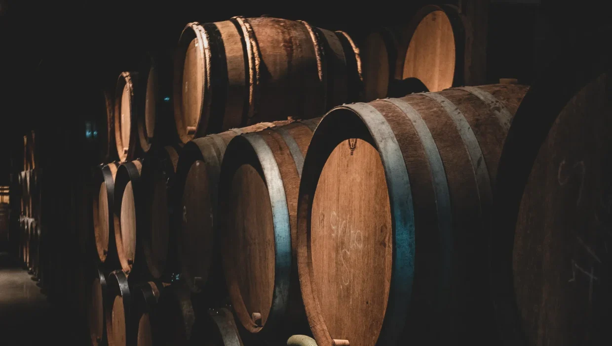 stapel von holzfassern einer reihe